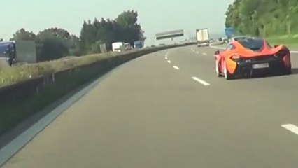 Une McLaren P1 affronte une BMW M6 V10 sur une autoroute