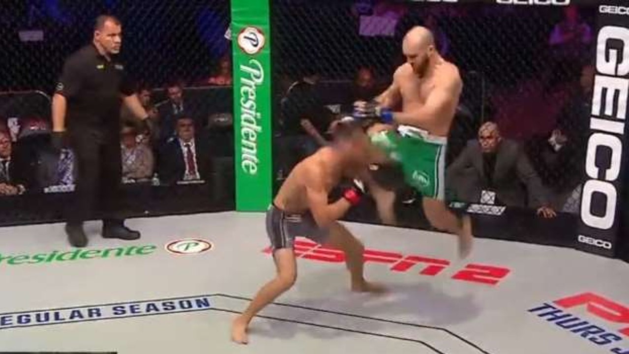 Feinte, coup de genou sauté en plein menton en 10 secondes : le KO de l'année en MMA au PFL !