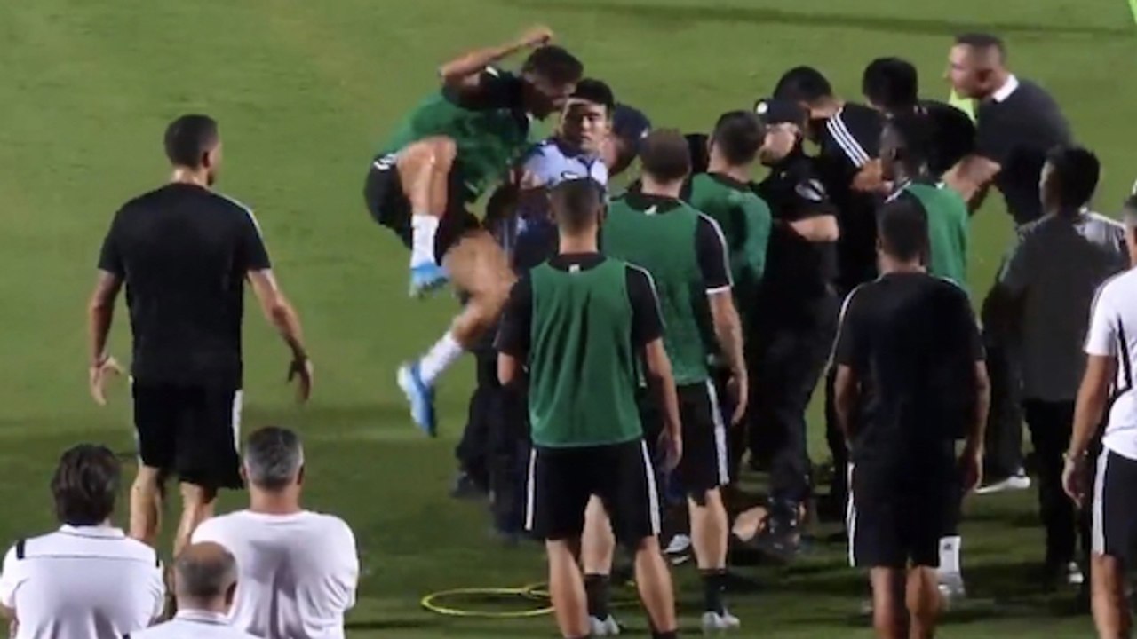 Le saut de Cristiano Ronaldo sur un policier chinois qui n'a pas du tout apprécié !