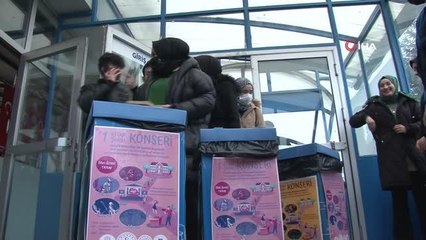 Bileti 'kitap' olan konser yoğun ilgi gördü