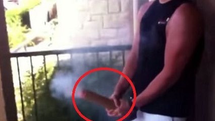 Il teste la pire manière de lancer des feux d'artifice