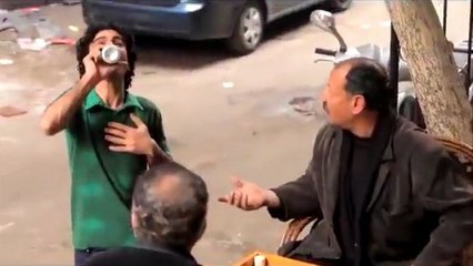 Ce mec fait tout son possible pour énerver les gens dans la rue