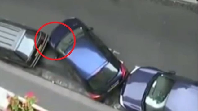 Cette femme a du mal à garer sa voiture et trouve une solution assez hallucinante