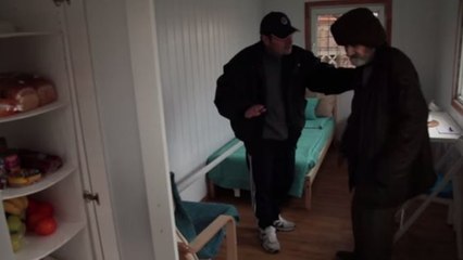 Un vieil homme reçoit un nouveau logement après avoir vécu dans la misère