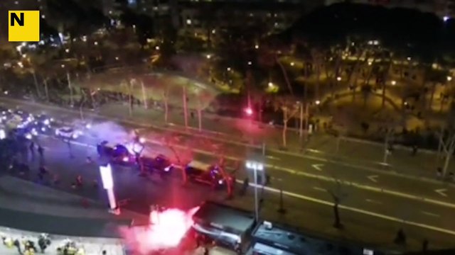 Els Boixos Nois ataquen els Mossos al Camp Nou