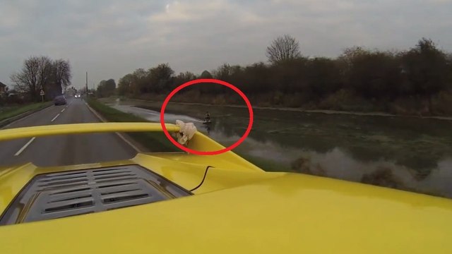 Il fait du wakeboard tracté par une Ferrari à plus de 130 km/h