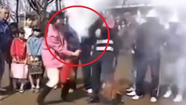 Le mode d'emploi de cet extincteur a complètement échappé à cette femme