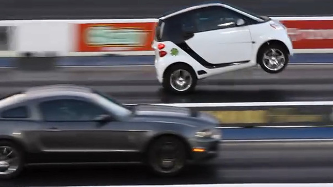 Cette Smart affronte une Ford Mustang et démarre sur ses roues arrières