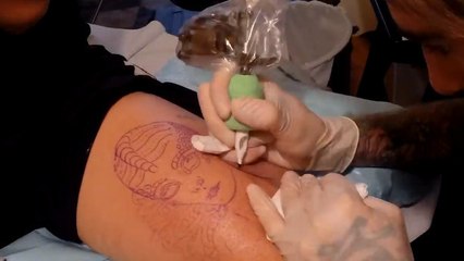 Découvrez l'avancement de ce somptueux tatouage d'Alien
