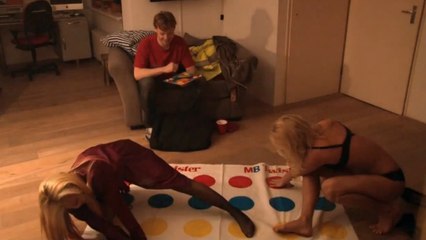 Un livreur de pizza piégé par des femmes en sous-vêtements