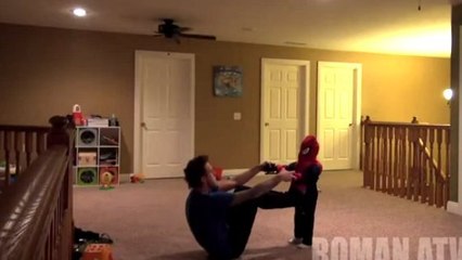 Il fait semblant de jeter son propre fils de l'étage pour faire une blague