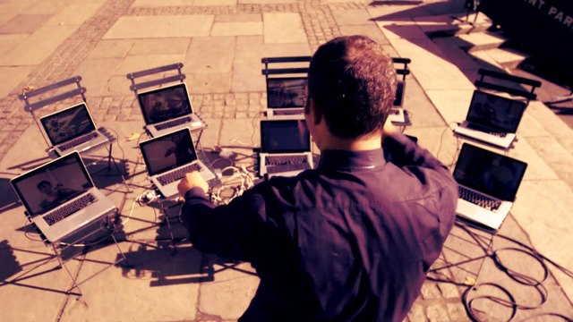 Il dirige un orchestre de 11 musiciens à distance