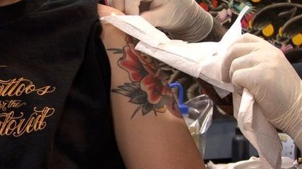 Comment appliquer un bandage pour soigner un nouveau tatouage