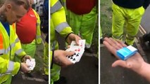 Avec des cartes et un paquet de cigarette, ce gars a épaté ses collègues avec un tour de magie