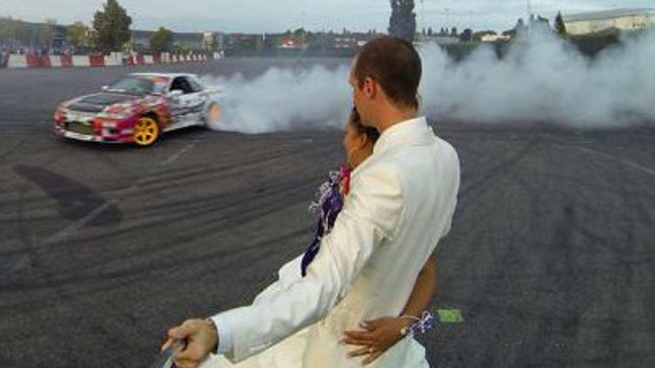 Ils bloquent l'autoroute pour drifter autour de jeunes mariés