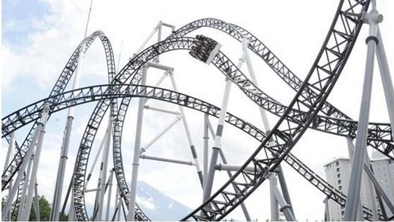 Cette montagne russe au Japon possède la descente la plus à pic du monde