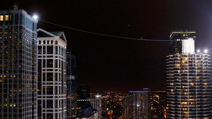 Le funambule Nick Wallenda réalise une traversée entre deux immeubles à l'aveugle !