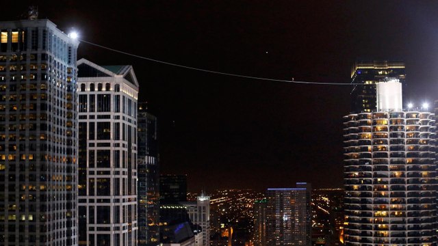 Le funambule Nick Wallenda réalise une traversée entre deux immeubles à l'aveugle !