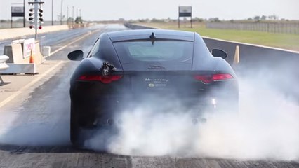 L'impressionnant burnout d'une Jaguar F-Type R Coupe