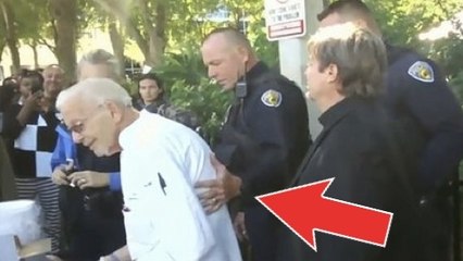 Un homme de 90 ans se fait arrêter pour avoir nourri des sans-abri