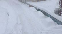 Kar kalınlığı 1 metreyi aştı; araçlar kayboldu