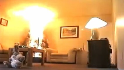 Une caméra de sécurité filme un incendie domestique spectaculaire