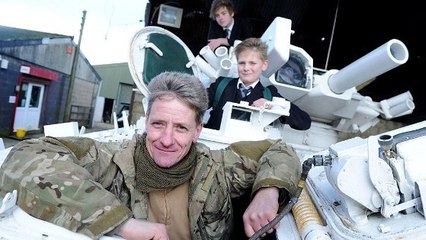 Un père qui accompagne ses fils à l'école...en tank !