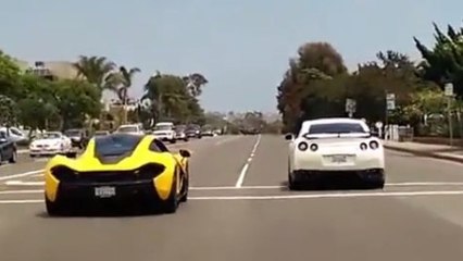 Une McLaren P1 et une GTR font une course en pleine rue