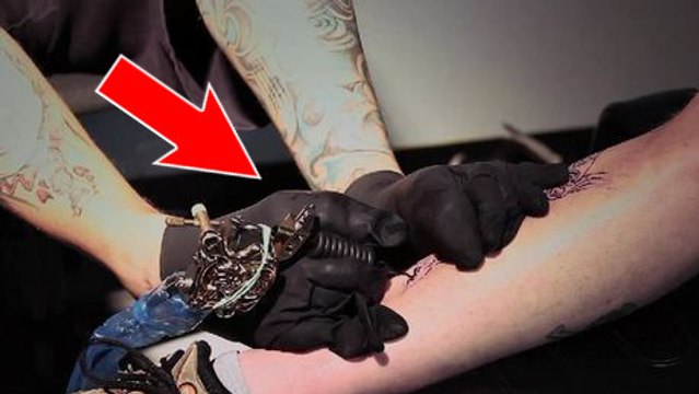 Ce tatoueur utilise une autre partie de son corps que les mains pour réaliser ses tatouages