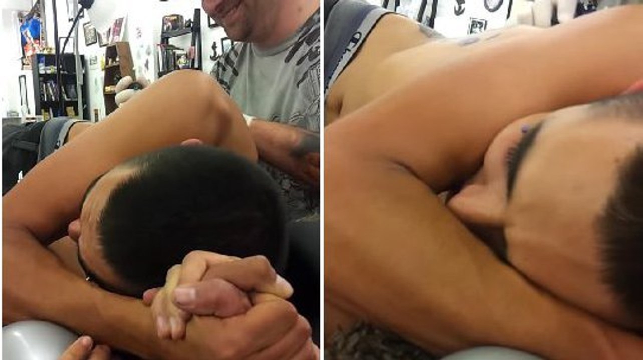 Les cris de douleur d'un homme se faisant tatouer un palmier sur les côtes