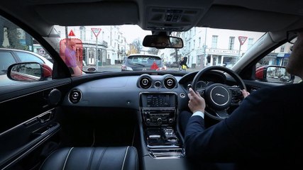 Roulez en toute sécurité avec le pare-brise intelligent de Jaguar