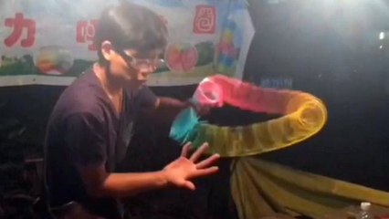 Il réalise une incroyable performance avec un ressort multicolore