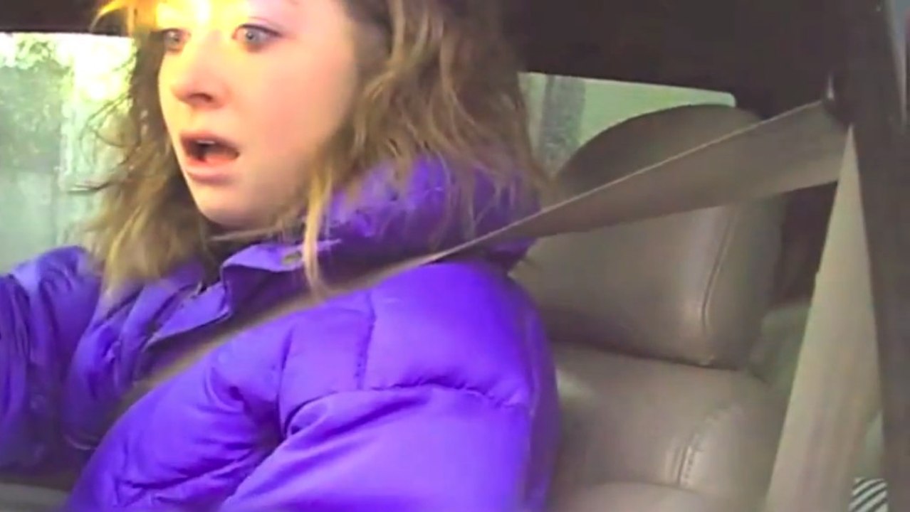 Elle se fait arrêter par la police, mais pas pour la raison qu'elle pensait