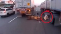 Il chute violement de son scooter et manque de se faire écraser par un camion