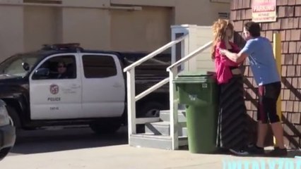 Il mime une scène de violence conjugale pour voir la réaction des policiers