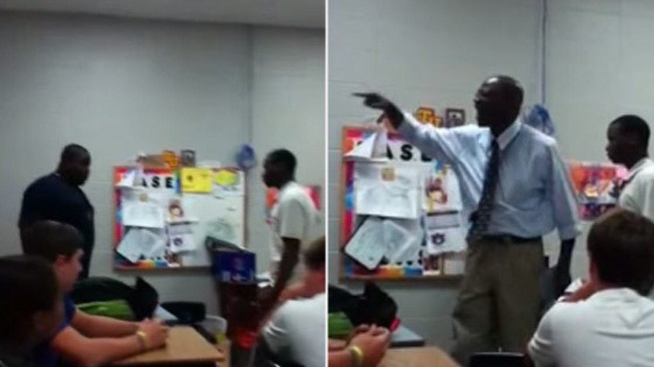 Un prof interrompt une bagarre entre deux élèves de la meilleure façon possible