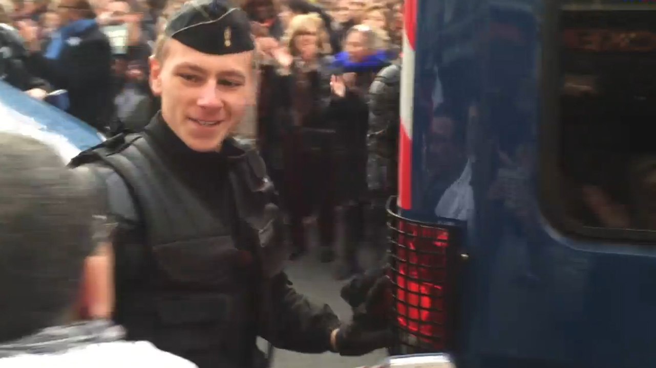 Charlie Hebdo: les forces de l'ordre chaudement applaudies par la foule lors de la marche Républicaine