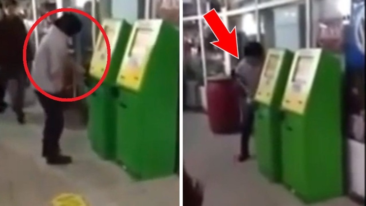 Le voleur le moins discret du monde essaie de cambrioler une machine à ticket