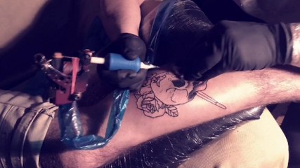 Découvrez l'avancement d'un très beau tatouage représentant un crâne