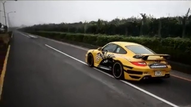 Une Porsche Carrera Type 997 équipée d'un pot en Inox fait trembler l'asphalte
