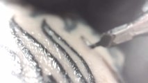 Voici une séance de tatouage filmée au plus près de la peau