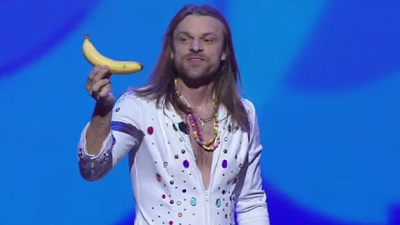 Difficile de dire si cet homme est magicien ou comique