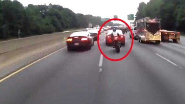 Ce motard aurait dû ralentir en remontant cette file de voitures