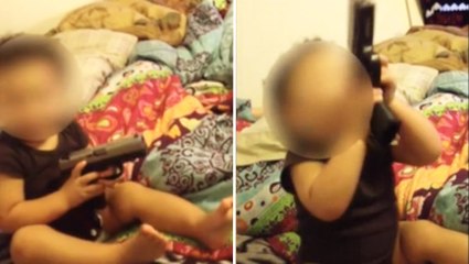 Des parents filment leur bébé en train de jouer avec une arme à feu