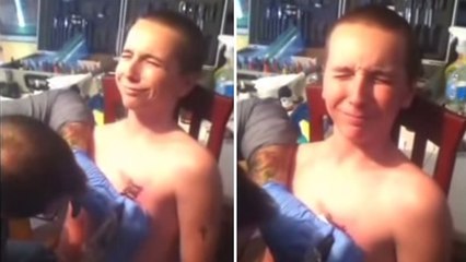 Cet adolescent a bien du mal à contenir sa douleur en se faisant tatouer la poitrine