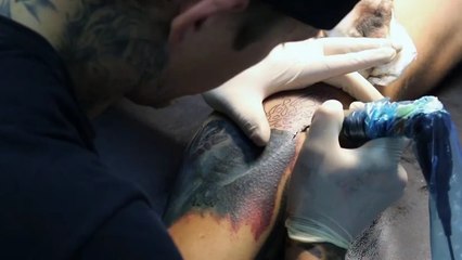 Il se fait tatouer le portrait de Mystique de X-Men sur le mollet