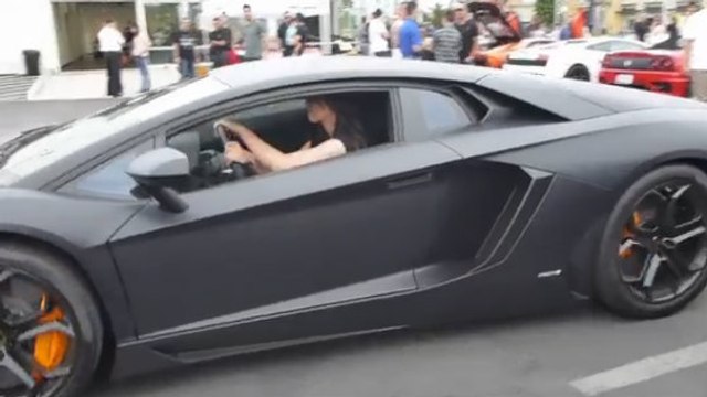 Cette jeune femme attire les foules avec sa Lamborghini Aventador