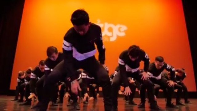 La chorégraphie millimétrée de ces 25 danseurs va vous époustoufler