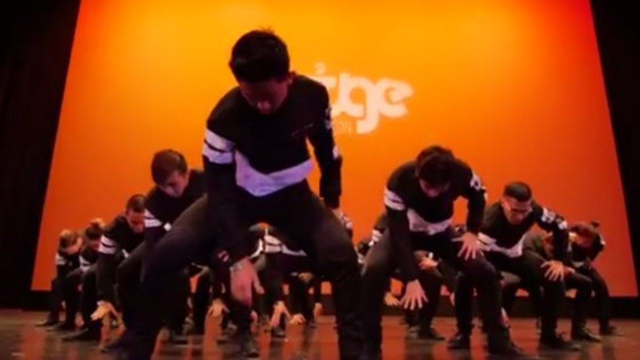 La chorégraphie millimétrée de ces 25 danseurs va vous époustoufler