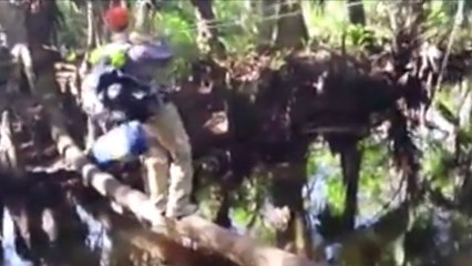 Il chute dans une rivière en pleine jungle